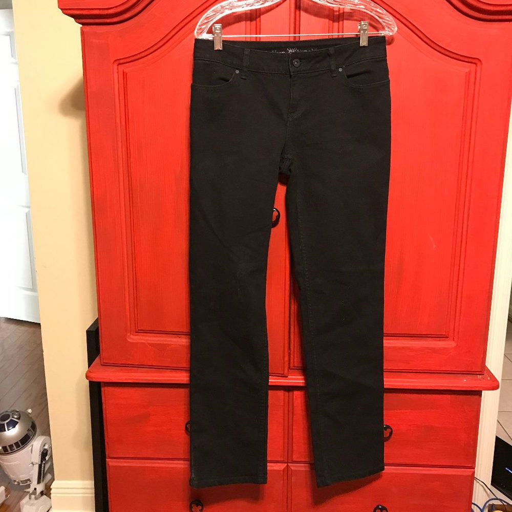 Simple Vera Vera Wang size 4 black straight jeans